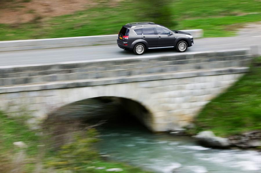  Citroen C-Crosser 2008 года  (фото 18 из 144)